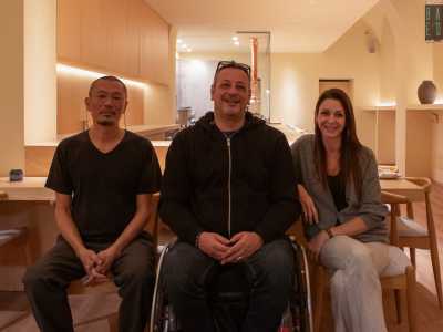 �Le izakaya vengono anche chiamate �lanterne rosse��, ci dice il proprietario nella foto in compagnia partner Annalisa e dell'executive chef Hirotsugu Aisu 